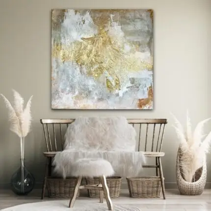 Ein abstraktes Gemälde mit einer dominanten goldenen Textur auf einem dezenten Hintergrund in Grau- und Beigetönen. Die strukturierte Oberfläche verleiht dem Kunstwerk Tiefe und eine elegante, erdige Ausstrahlung. Perfekt als Highlight für minimalistische oder moderne Innenräume.