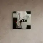 Abstraktes Mixed-Media-Gemälde „Raster“ von Olga Walter, 50×50 cm auf 3D-Leinwand. Sanftes Beige wird von Schwarz, Rot, Magenta und Gelb durchbrochen. Struktureffekte und geometrische Andeutungen erzeugen eine urbane Tiefe – ein Zusammenspiel aus Ordnung, Bewegung und Emotion.