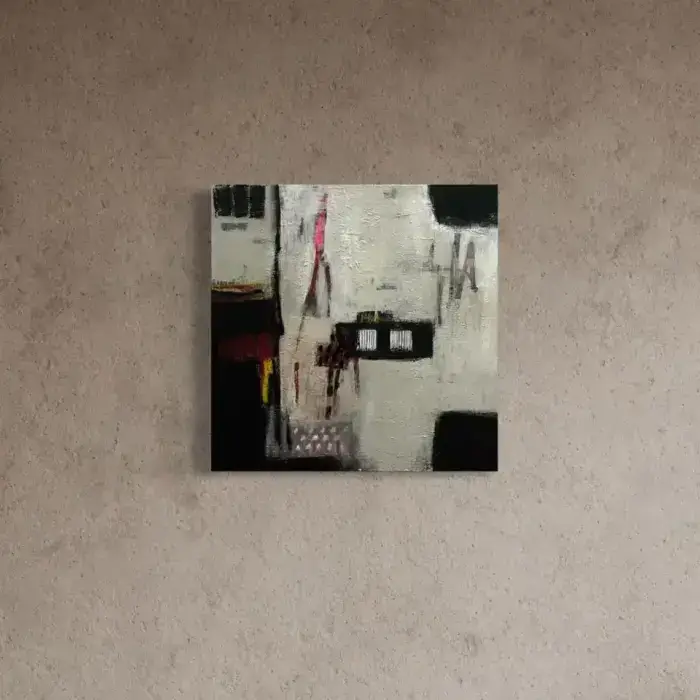 il_1140xN.6942238562_dkbw Abstraktes Mixed-Media-Gemälde „Raster“ von Olga Walter, 50×50 cm auf 3D-Leinwand. Sanftes Beige wird von Schwarz, Rot, Magenta und Gelb durchbrochen. Struktureffekte und geometrische Andeutungen erzeugen eine urbane Tiefe – ein Zusammenspiel aus Ordnung, Bewegung und Emotion.