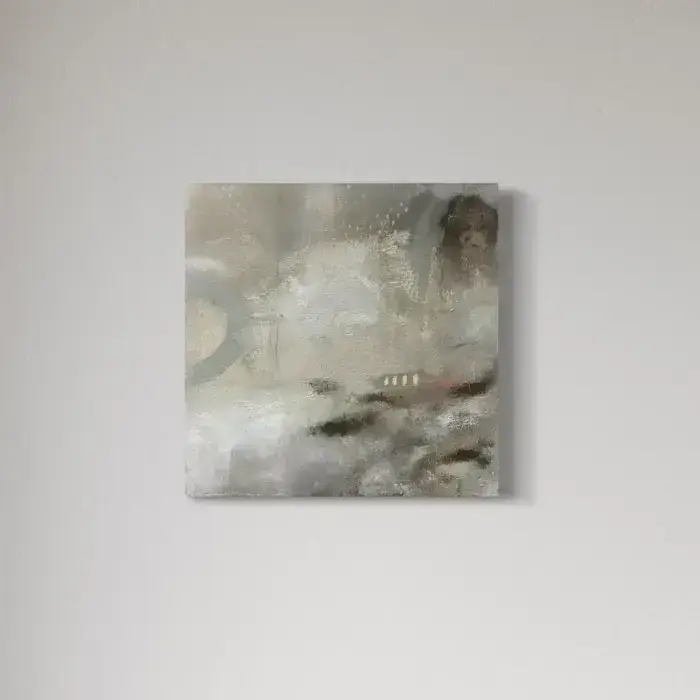 il_1140xN.6991918281_t2pn Abstraktes Gemälde „Silent Horizons“ von Olga Walter, 50×50 cm. Zarte Beige-, Grau- und Cremetöne fließen in strukturierte Flächen über. Das Werk wirkt ruhig und weit, erinnert an sanfte Horizonte im Nebel – ein Sinnbild für innere Ruhe und stille Klarheit.