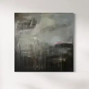 Abstraktes Acrylgemälde „Zwischenzeit“ von Olga Walter, 100×100 cm. Zarte Beigetöne, Weiß und feine Graunuancen fließen ineinander, durchzogen von subtilen Brüchen. Die bemalten Seiten erzeugen den Eindruck eines sanften Übergangs – ein Werk, das Stille, Zeit und Leichtigkeit ausstrahlt.