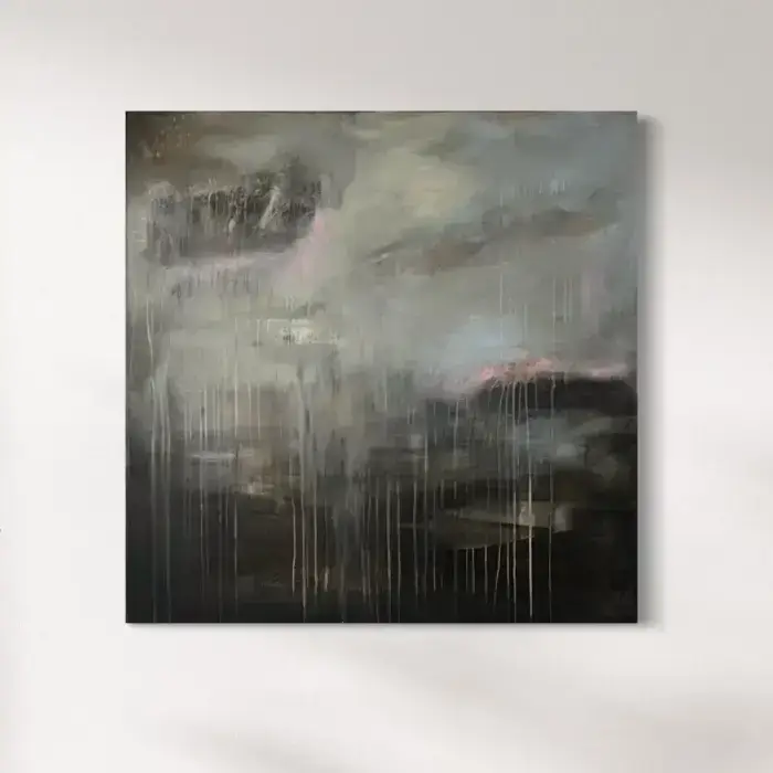 il_1588xN.6816302126_6o0y Abstraktes Acrylgemälde „Zwischenzeit“ von Olga Walter, 100×100 cm. Zarte Beigetöne, Weiß und feine Graunuancen fließen ineinander, durchzogen von subtilen Brüchen. Die bemalten Seiten erzeugen den Eindruck eines sanften Übergangs – ein Werk, das Stille, Zeit und Leichtigkeit ausstrahlt.