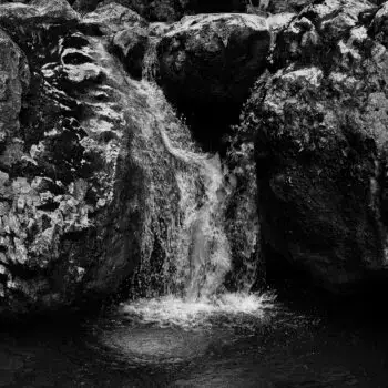 Wasserskulptur - Körper im Wasserfall